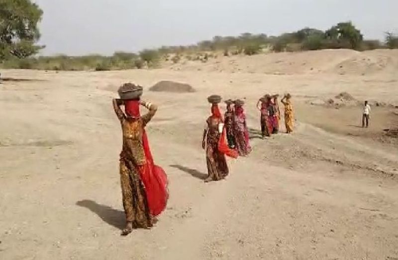 मेहनत कर पसीना बहाने में वृद्धजन किसी से पीछे नहीं