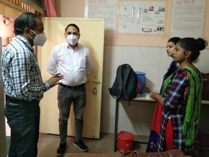 राधे श्याम नगरीय प्राथमिक स्वास्थ्य केंद्र पर एएनएम से जानकारी लेते नोडल अधिकारी डॉ मानपाल सिंह - फ़ोटो - पत्रिका न्यूज़ नेटवर्क