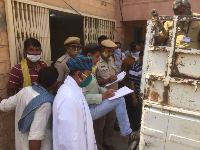 बेकाबू टे्रलर पलटकर कार पर गिरा, पांच लोगों की मौत