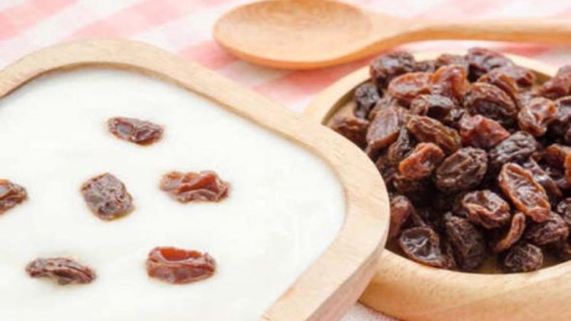 तत्काल ऊर्जा की जरूरत हो तो दही में किशमिश मिलाकर खाएं