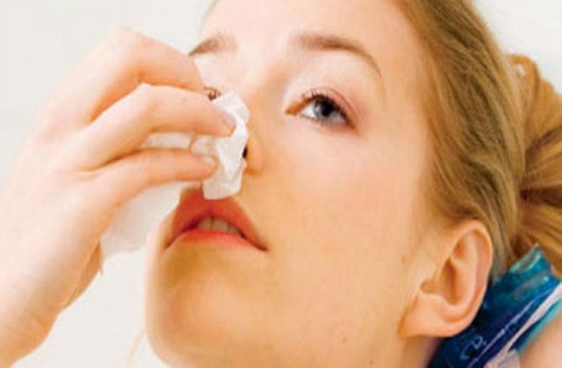 Nose bleed-नकसीर आए तो नाक के आसपास वाले हिस्से में बर्फ लगाकर रखें