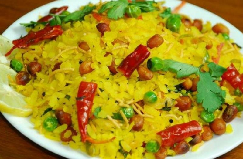 पोहा खाने से दिन की शुरुआत में मिलती है एनर्जी, दूर होती है खून की कमी