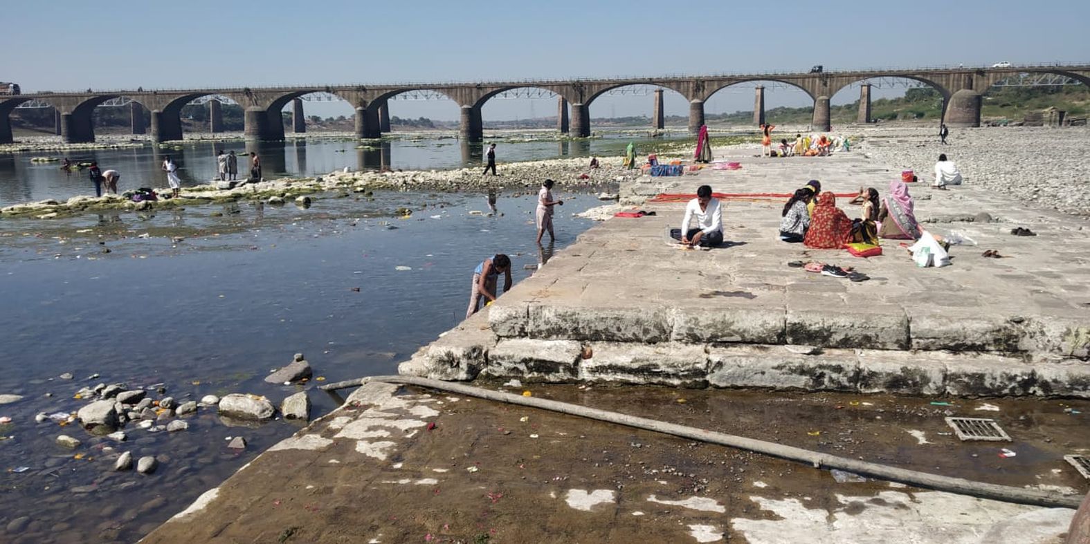 Narmada's low water level, ghats start seeing stones
