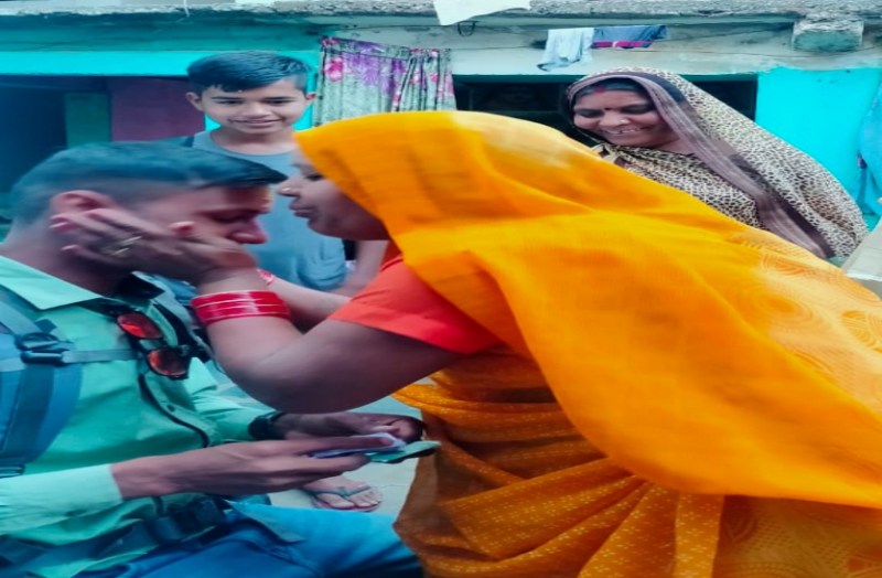 गांव की गलियों में खेलने वाले बेटे बन गए फौजी, माताओं ने माथा चूमकर नम आंखों से देश की रक्षा के लिए किया विदा