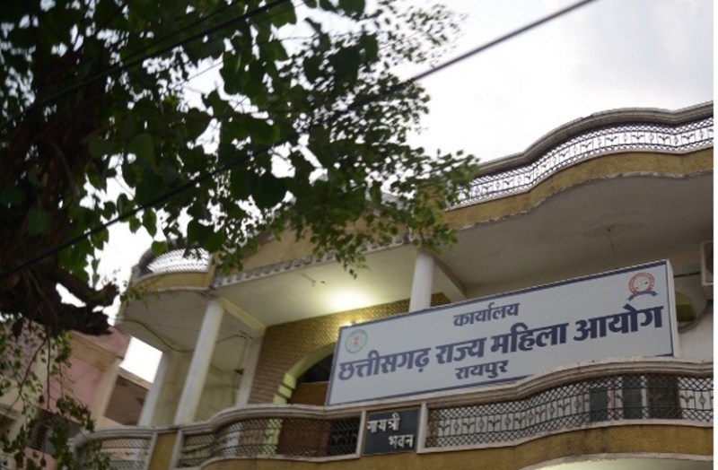 रायपुर : छत्तीसगढ़ महिला आयोग का व्हाट्सएप कॉल सेंटर स्थापित, महिलाएं फोन, टेक्सट मैसेज या वॉईस मैसेज से भी कर सकती हैं शिकायत दर्ज