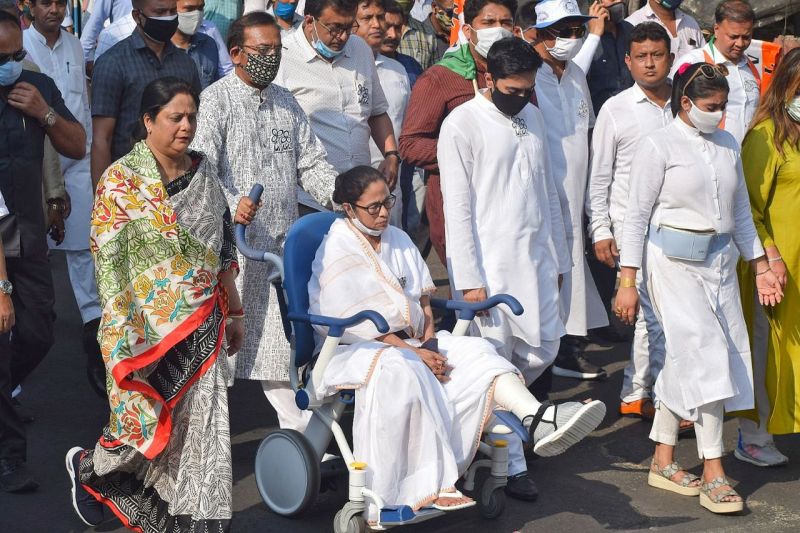 ममता बनर्जी के चोट लगने के मामले में सुरक्षा निदेशक निलंबित