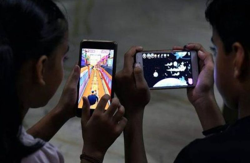 मोबाइल बना खतरे की घंटी, बच्चे हो रहे मानसिक बीमार