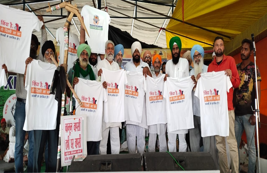 Ghazipur Border : किसानों ने टी-शर्ट लॉन्च की, लिखा है- 'जिंदा है तो दिल्ली आ जा'