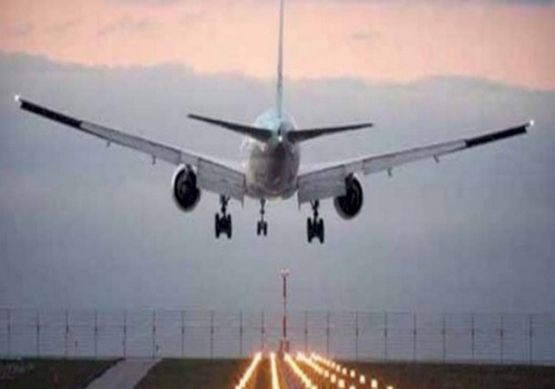 उड़ने को तैयार हवाई जहाज को हाथ दिखाया पायलट ने हवाई जहाज रोका, यात्री को बैठाया और उड़ गया, यह घटना यूपी की है...