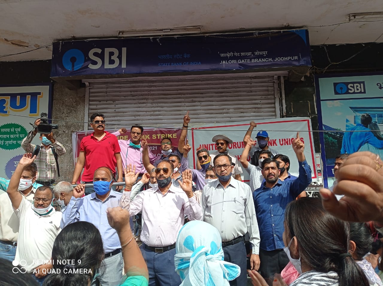 दूसरे दिन भी नहीं खुले बैंकों के ताले