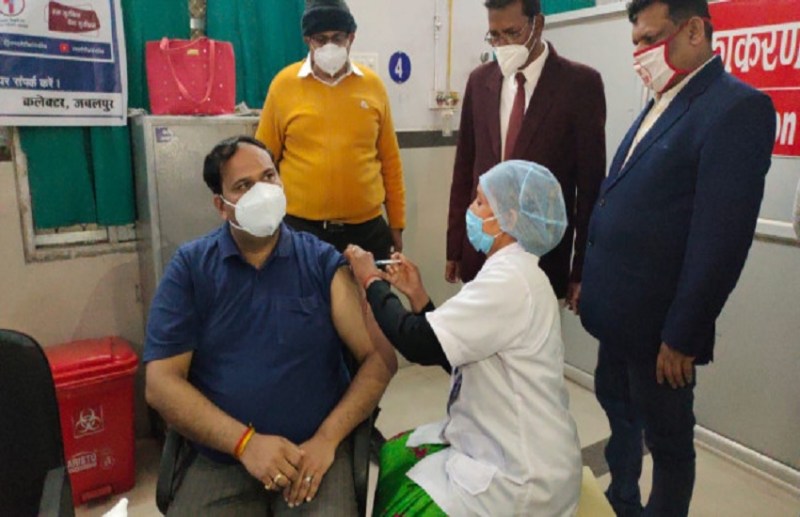 कोरोना वैक्सीन लगवाते कलेक्टर कर्मवीर शर्मा