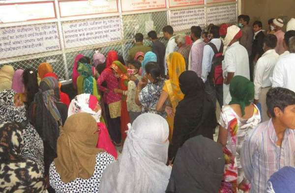 line-of-patients-growing-in-hospital