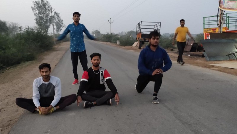 सुबह सड़कों पर योगा करने को मजबूर युवा व बच्चे
