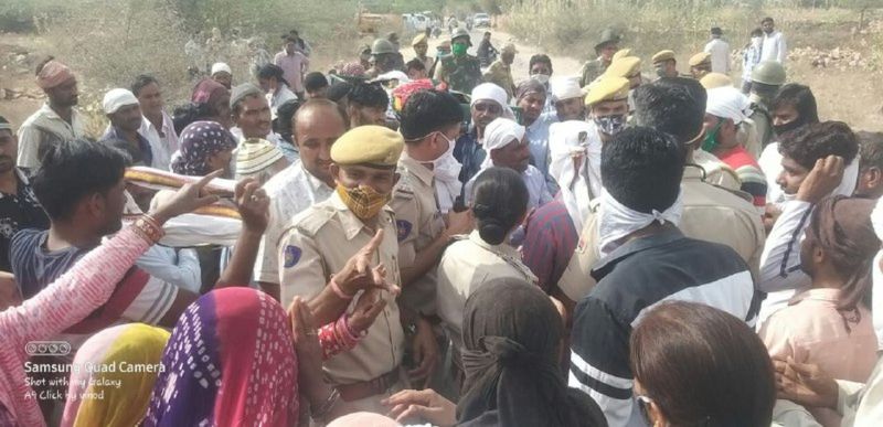 कब्रिस्तान जाने के रास्ते का विवाद, दिनभर शव लेकर खड़े रहे लोग