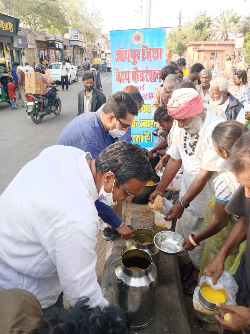 अग्रवाल की जयंती पर गरीबों भोजना कराया