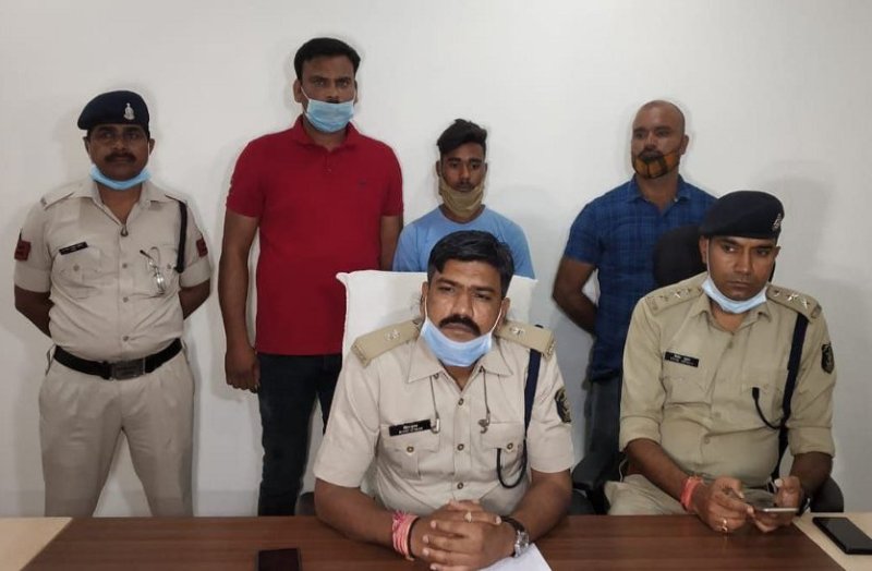 दोस्तों पर रौब जमाने ऑनलाइन मंगाया था चाकू, मामूली विवाद मेंं युवक के पेट में घोंप कर दी हत्या, आरोपी गिरफ्तार