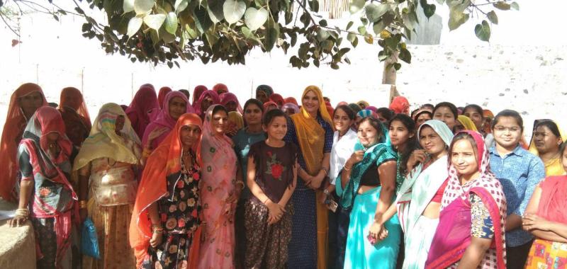 बॉर्डर क्षेत्र की महिला दस्तकारों के बीच पंहुची फैशन डिजाइनर रूमा