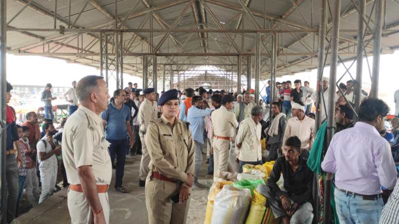 किसानों ने फिर किया कृषि मंडी में हंगामा