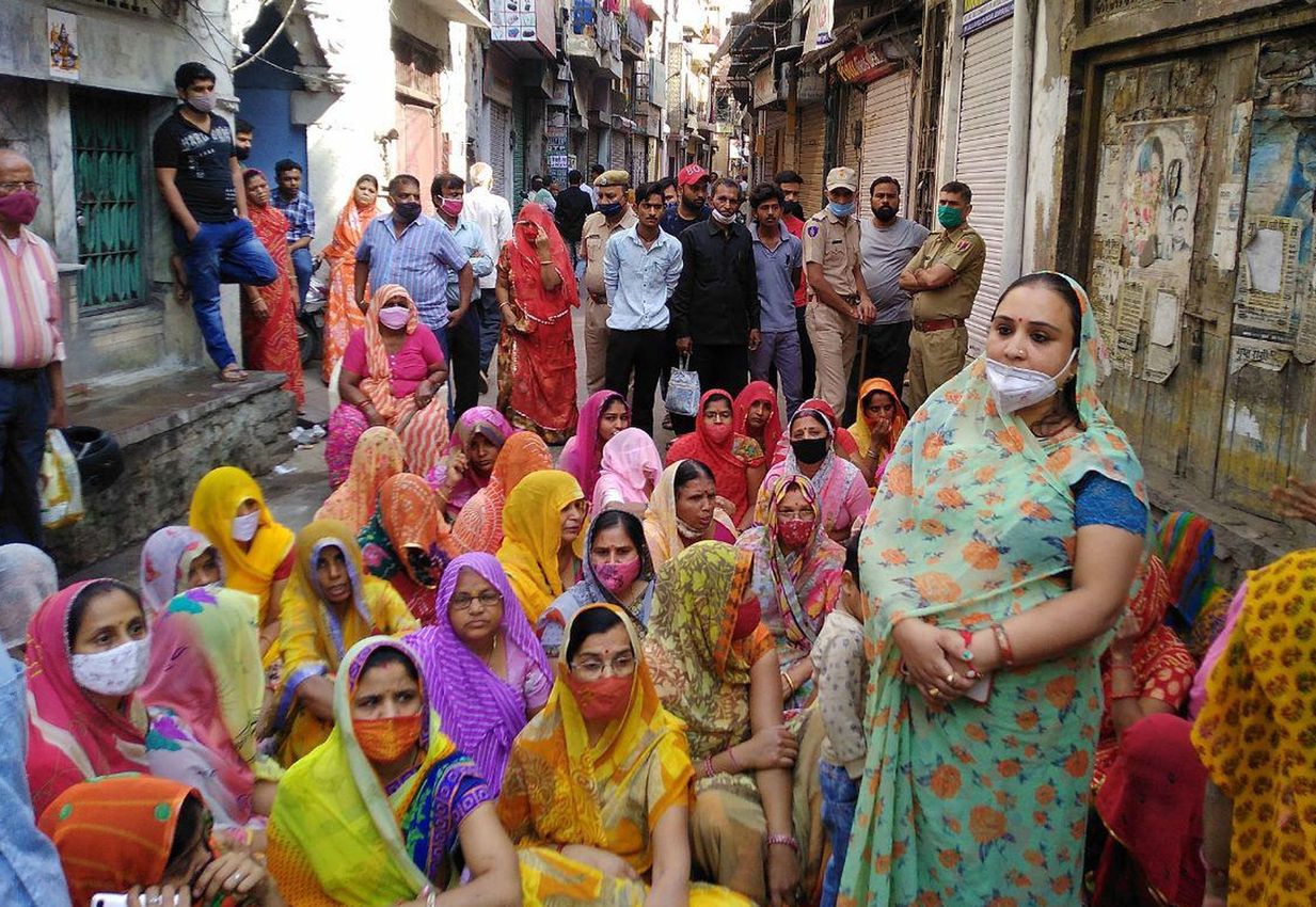 आरोपी को फांसी देने की मांग को लेकर क्षेत्र की महिलाओं ने दिया धरना