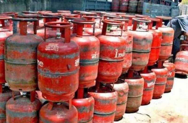 गरीब की रसोई से उठने लगा धुआं, सिलेण्डर के दाम बढऩे से लोगों की पहुंच से दूर हुई रसोई गैस