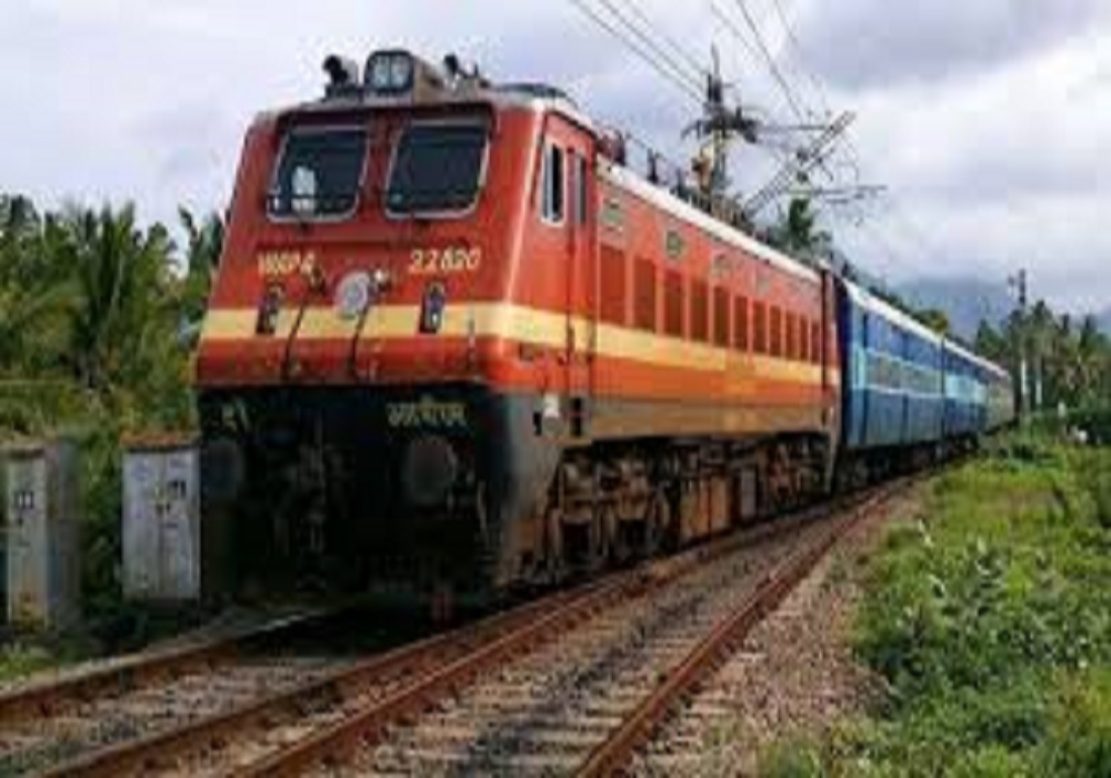 होली पर यात्रियों को मिलीं स्पेशल ट्रेनें, मुंबई के लिए ट्रेन न मिलने की वजह जानिए