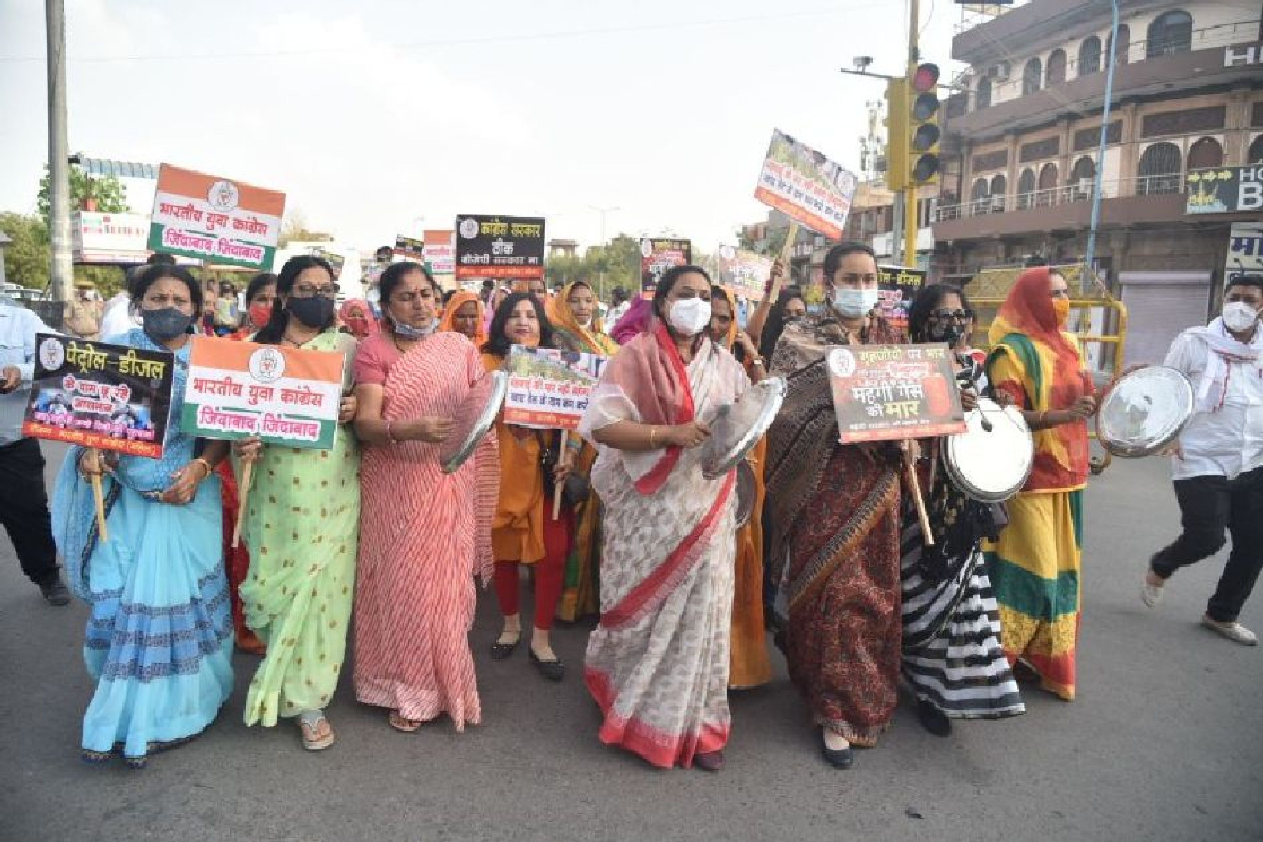 महिला युवा कांग्रेस ने थालियां बजा लगाए महंगाई गो के नारे