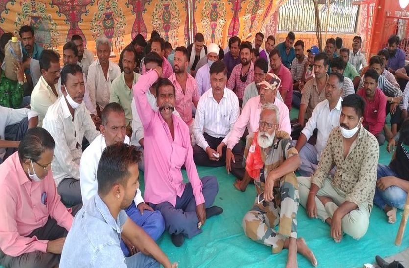 सफाईकर्मियों का कार्य बहिष्कार जारी, जमीन आवंटन के लिए नगरपरिषद को बुलानी पड़ी बैठक