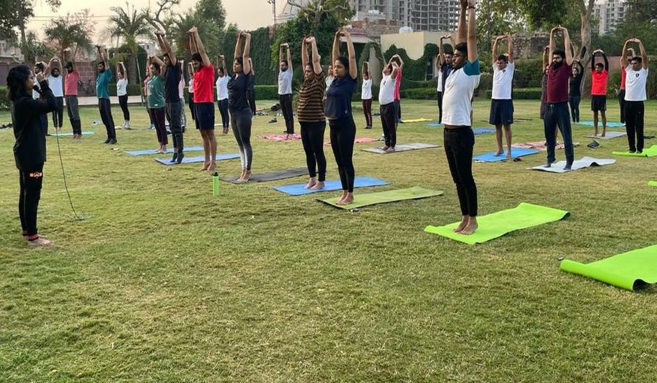 हेप्पीनेस डे पर सामूहिक सूर्यनमस्कार