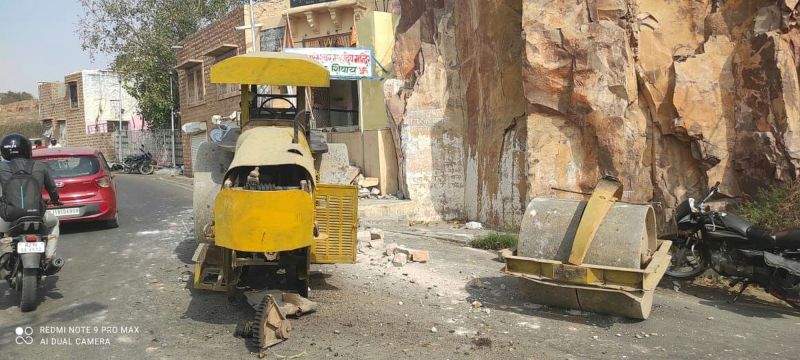 पहिया निकलने से अनियंत्रित रोलर मंदिर की दीवार से टकराया