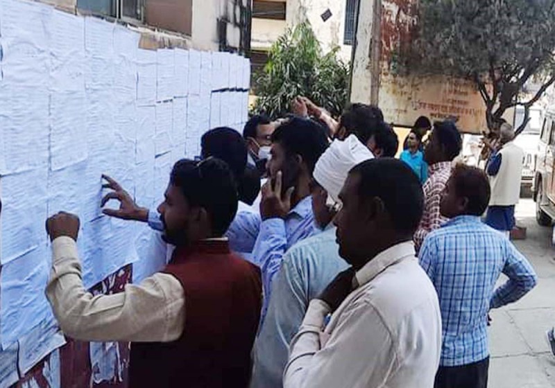 आरक्षण सूची देखते लोग