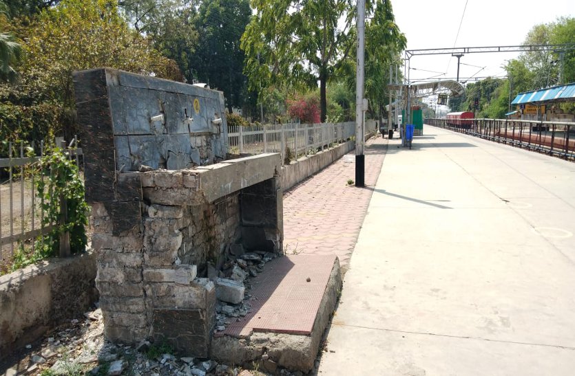 Pole open for the construction work done at the railway station