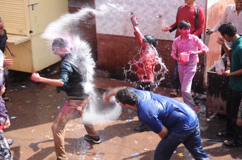 यहां डोलची से बरसता है आपसी प्रेम-सौहार्द
