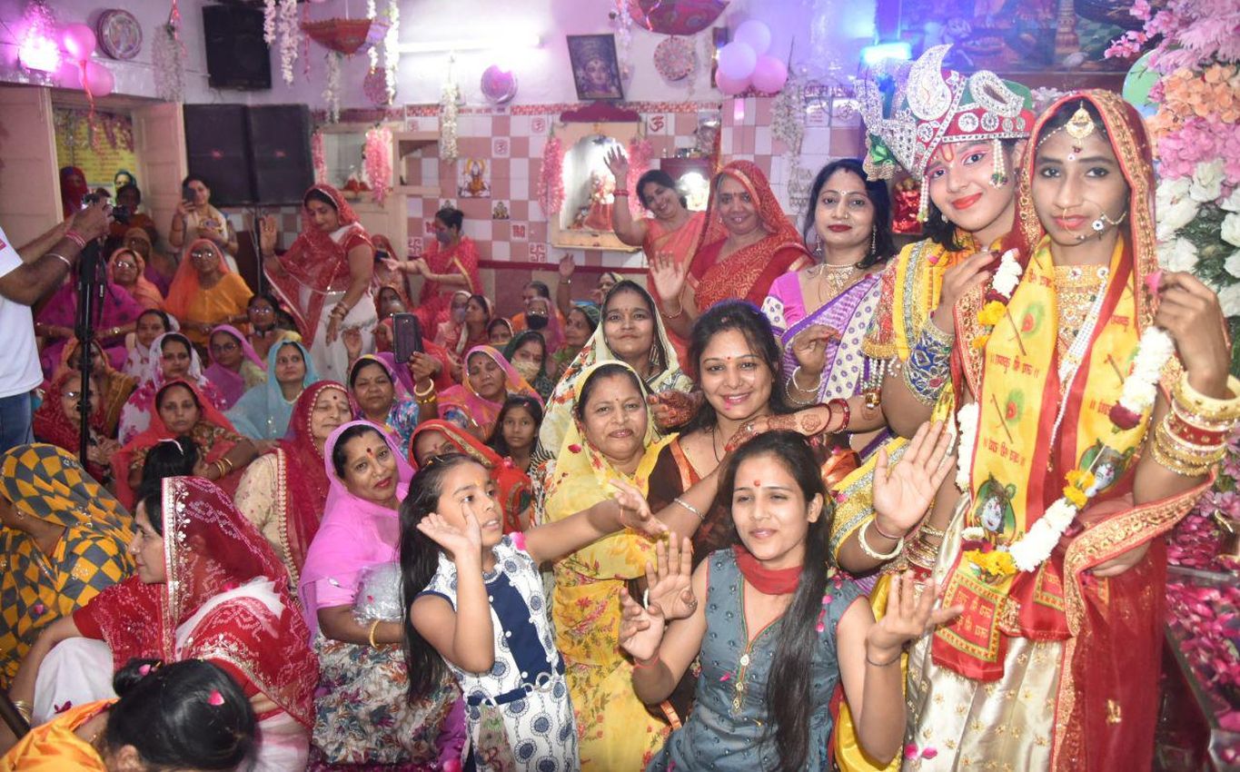 शहर के कृष्ण मंदिरों में ठाकुरजी संग पुष्प होरी की धूम