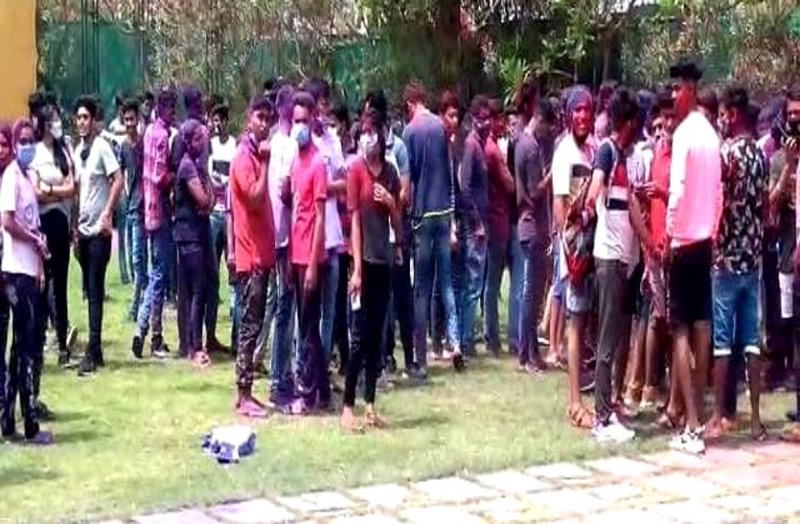 कोरोना गाइडलाइन का उल्लंघन कर 300 से ज्यादा स्टूडेंट्स पहुंचे थे होली मनाने, निगम और पुलिस ने छापा मारकर होटल किया सील