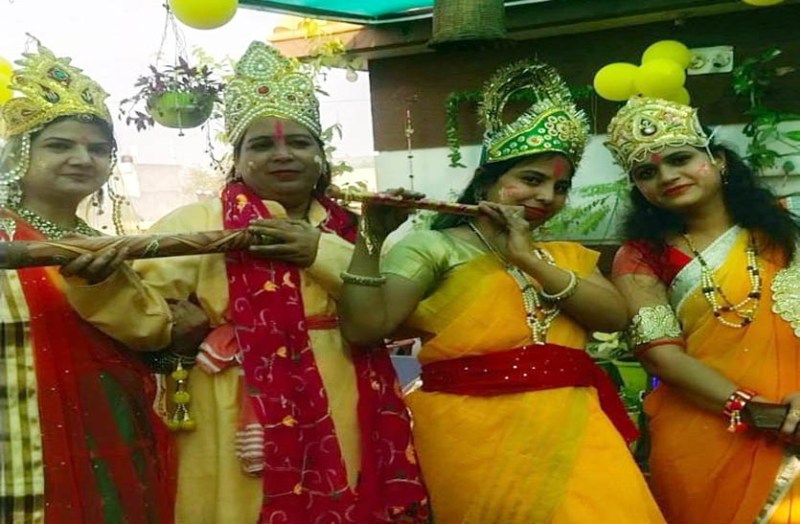 मंदिरों में फागोत्सव का जमने लगा रंग, फाग गीतों पर राधा-कृष्ण बनकर थिरकी महिलाएं