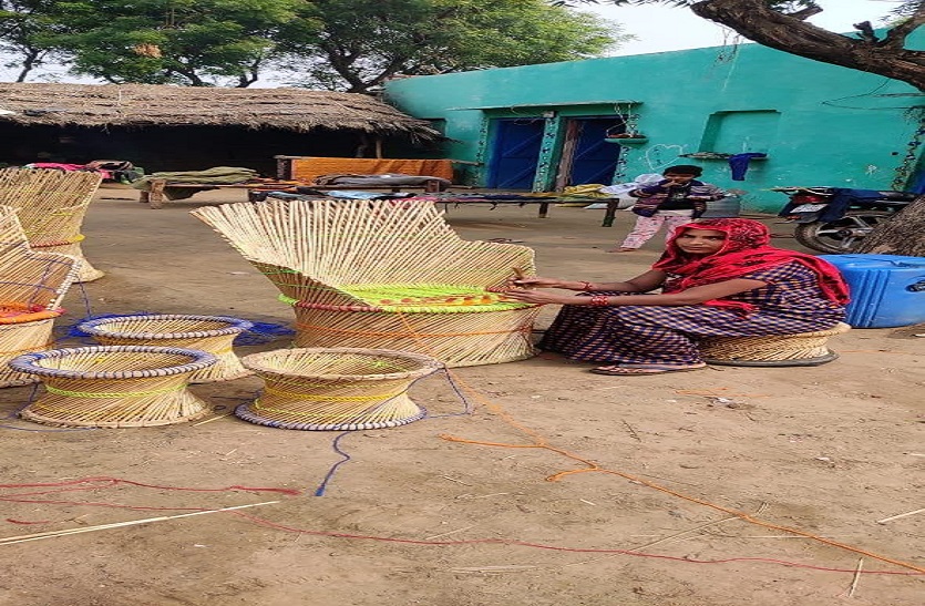 मुश्किल हो रहा था बच्चों को पढ़ाना, मुड्डा बनाना सीखकर निभाई भागीदारी