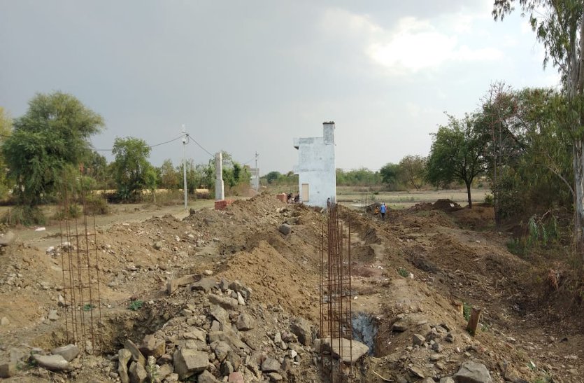 Plot being sold to people by drawing maps on plain paper, nothing in the name of facilities