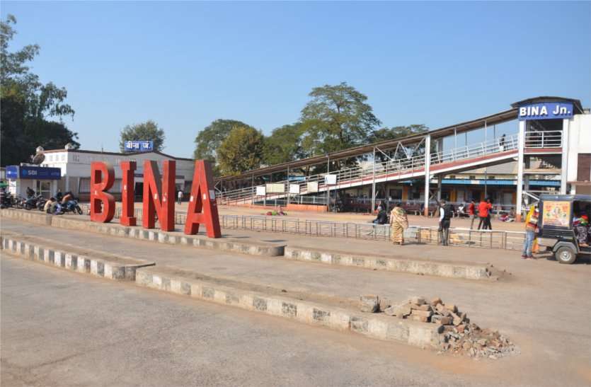 Passengers fell in a dizzy state, commuters created uproar over not getting treatment