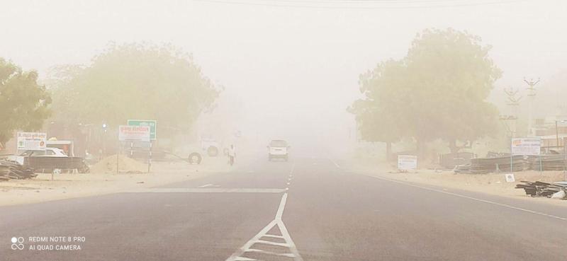 थार में अंधड़ का कहर, 18 घंटे तक आसमान से बरसी धूल