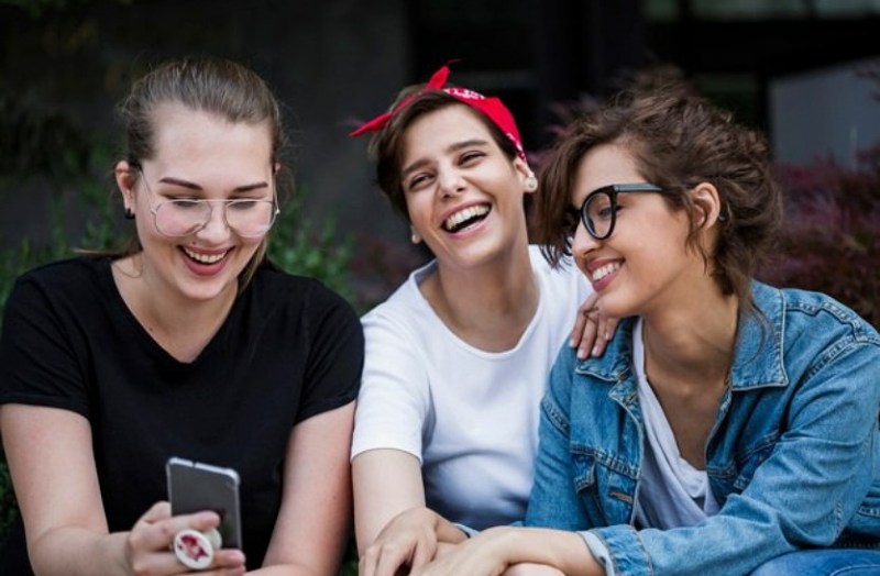 हंसना स्वास्थ्य के लिए है लाभदायक, तनाव भी होता है दूर