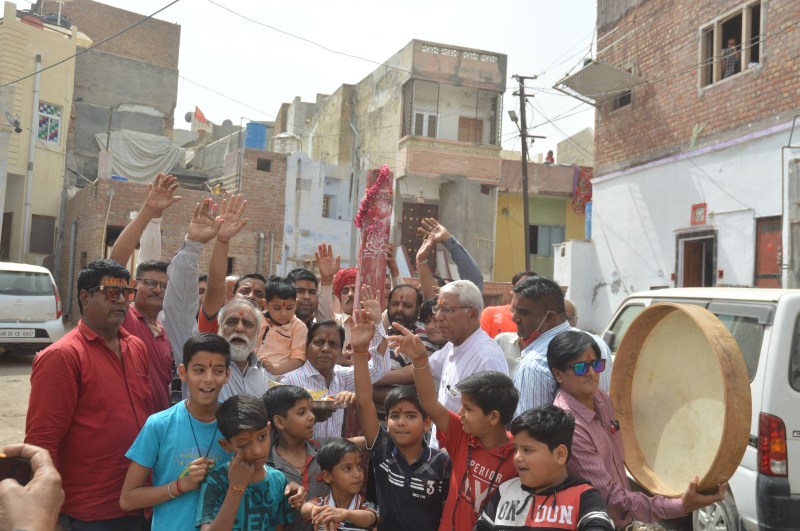 चंग पर धमाल, हुए थंब पूजन