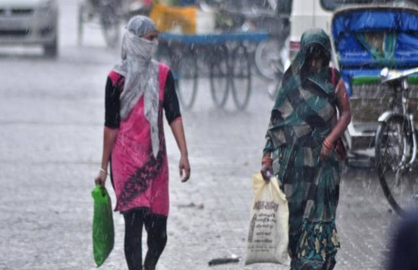 light Rain in Delhi lowers temperature