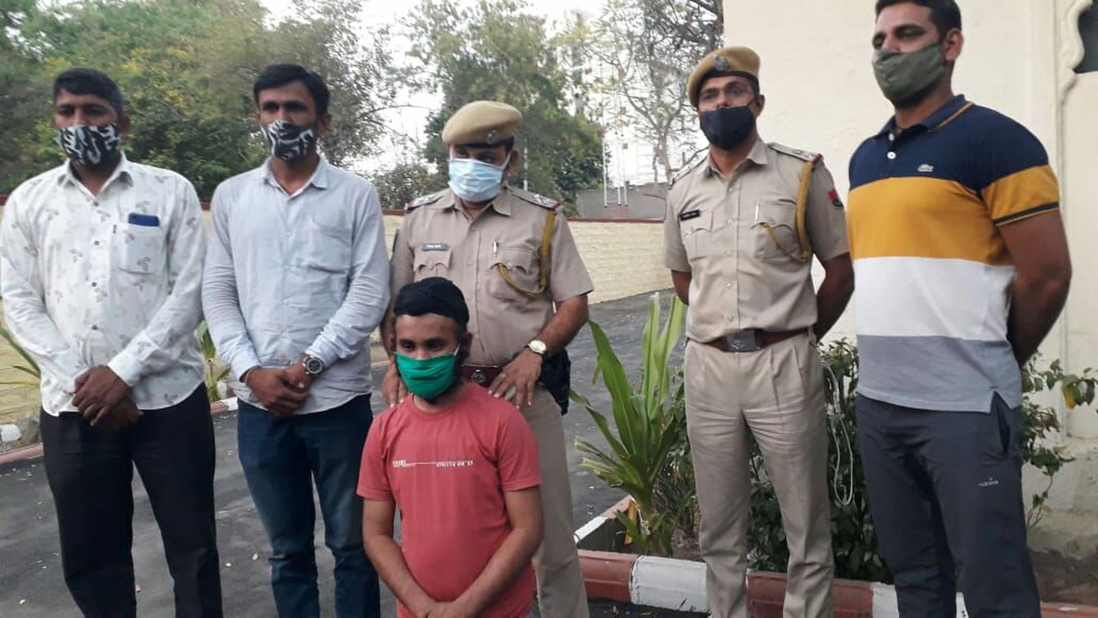पांच दिन जंगल की घेराबंदी के बाद इनामी हथियार निर्माता गिरफ्तार