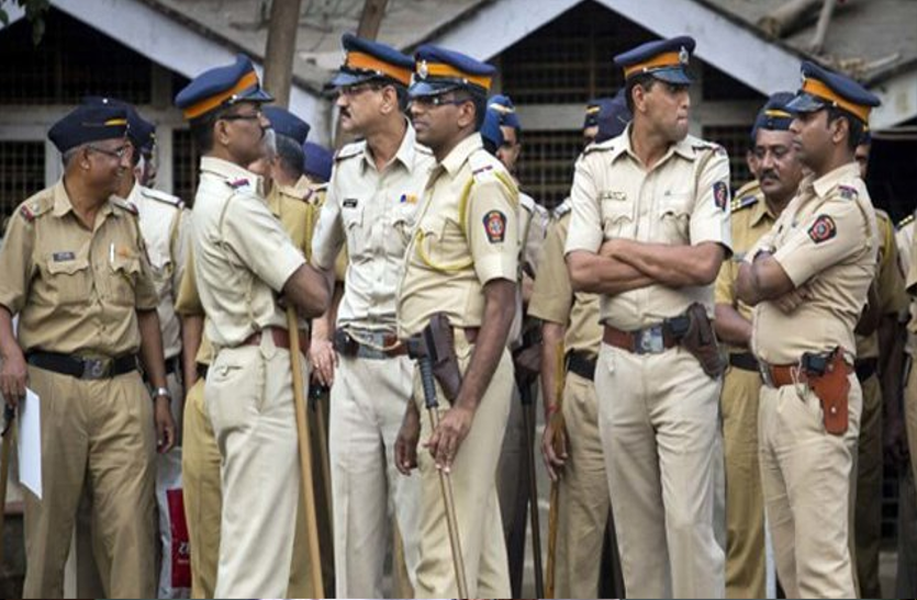 मुंबई पुलिस का खेल, एक ही जगह पर बरसों जमे रहते हैं पुलिसकर्मी, कमाऊ ओहदे पर ही लेते हैं प्रमोशन
