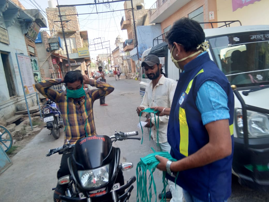 मास्क नहीं लगाने परजुर्माना वसूल कर रहे है