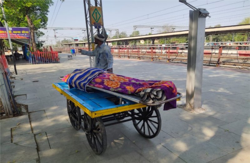 The relatives of the deceased arrived on the second day, GRP handed over the dead body