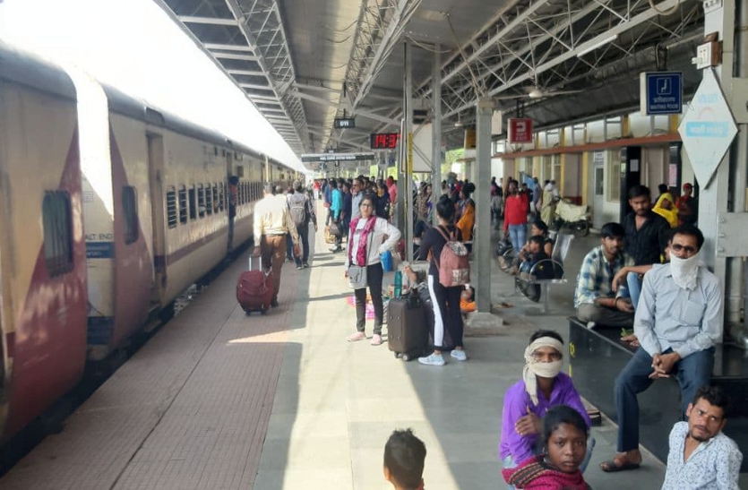 Crowd of passengers in Katni South railway station.