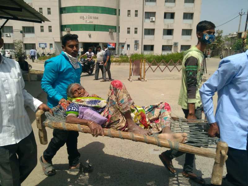 Gujarat: विधवा को पेंशन दिलवाने गांव के लोग चारपाई पर साथ लेकर पहुंचे