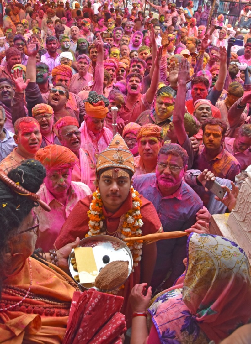 निकल रही बारात, न मिल रही दुल्हन, ना हो रहे फेरे