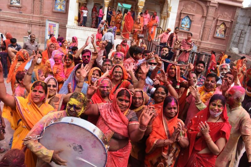 मंदिरों में फाग गीतों की गूंज, ठाकुरजी को खेलाई होली